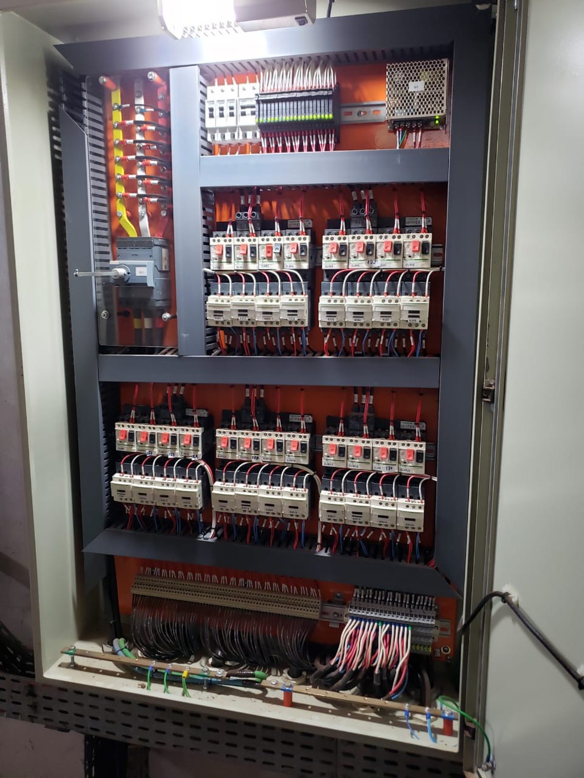 Montagem de painéis elétricos